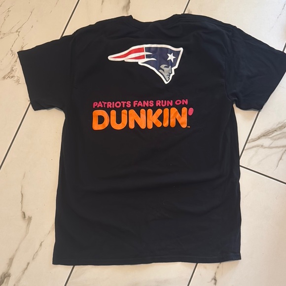 Patriots Fans Run on Dunkin' Black Tee - Picture 1 of 2